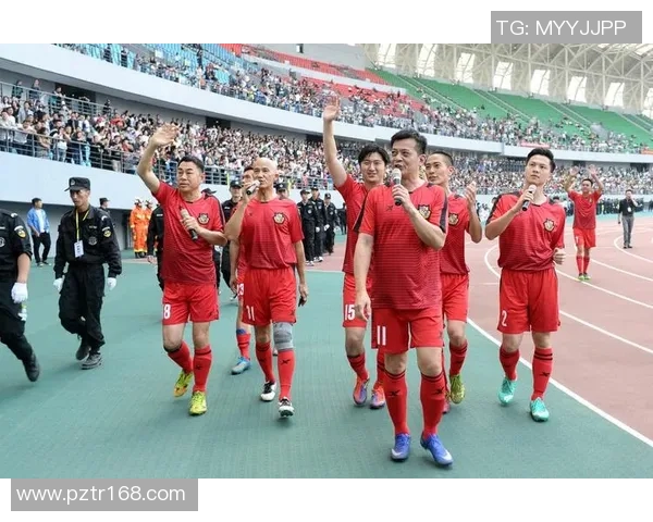 足球明星何佳的个人简介与精彩照片展示